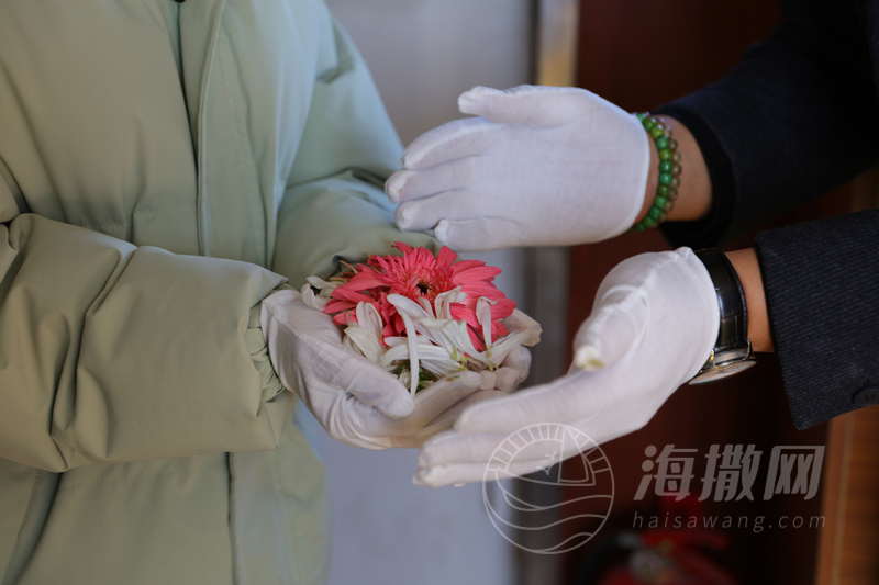 家属接过鲜花瓣
