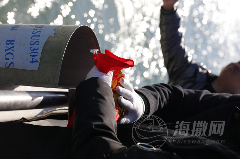 家属将骨灰撒向大海